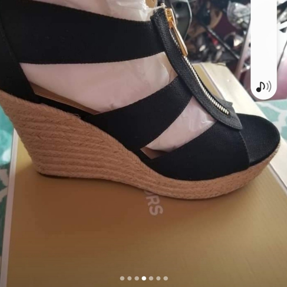 Shoes - Picture 4 of 6